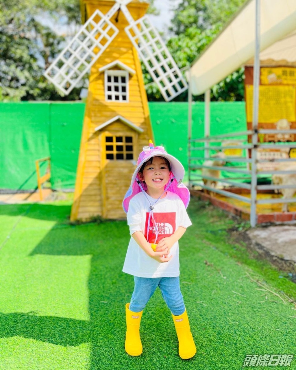 羅子溢於IG分享：「心心第一次學校旅行，她的笑容好比當日嘅太陽燦爛同溫暖。」